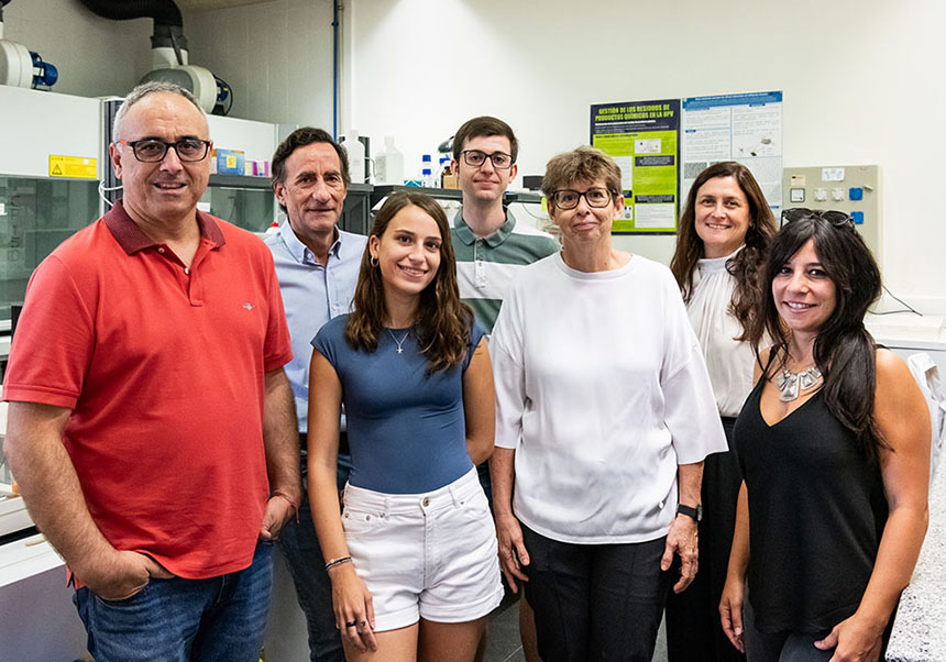 David Giménez (left) y Patricia Noguera (third from the right) with their team